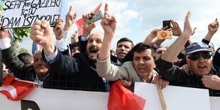 Protestler mit Plakaten