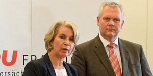 Elke Twesten und Björn Thümler stehen vor einem Mikrofon