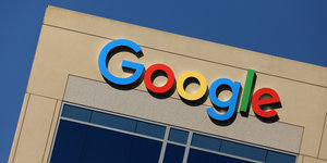 Ein Gebäude, auf dem in bunten Buchstaben Google steht