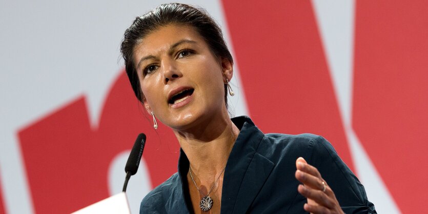 Sahra Wagenknecht an einem Rednerpult