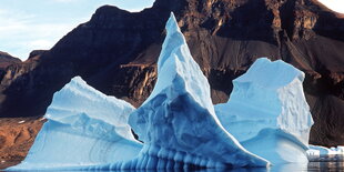 ein kleiner Eisberg treibt im Meer