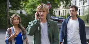 Szene aus "Lovesick": Evie, Dylan und Luke laufen durch eine Straße, Dylan telefoniert