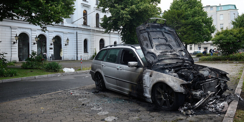 Ein ausgebranntes Auto