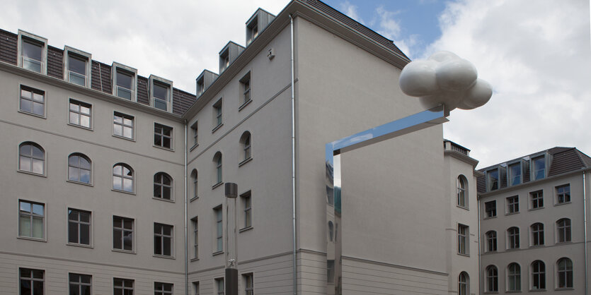 Eine Wolkenskulptur an einem Haus