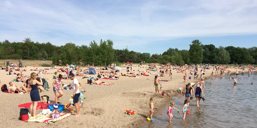 Menschen tummeln sich an einem See