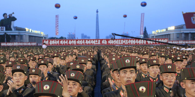 Nordkoreanische Soldaten stehen in Reih und Glied