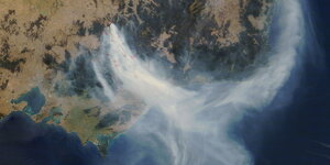 Luftaufnahme von Wasser und Land mit viel Rauch