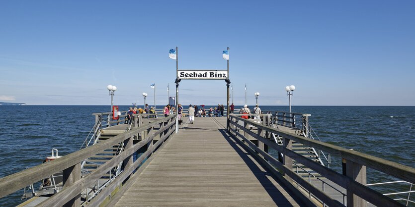 Eine Brücke am Meer