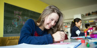 Schülerin mit Down-Syndrom in einer Schule in Deutschland