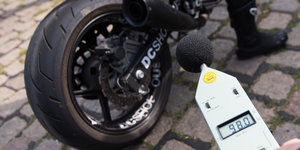 Messgerät und Motorrad mit Auspuff