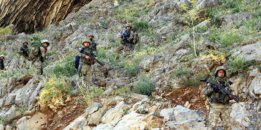 Türkische Soldaten suchen im Südosten der Türkei nach PKK-Kämpfern