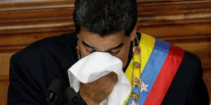 Nicolas Maduro mit Taschentuch