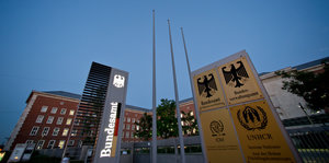 Ein mit Bundesadlern und der Bezeichnung "Bundesamt" versehenes Gebäude von außen