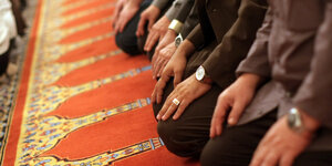 Muslime im Gebetsraum einer Moschee
