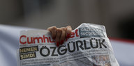 Eine Hand hält eine Ausgabe der türkischen Tageszeitung "Cumhuriyet". Auf dem Titel steht "Özgürlük": "Freiheit"