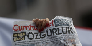 Eine Hand hält eine Ausgabe der türkischen Tageszeitung "Cumhuriyet". Auf dem Titel steht "Özgürlük": "Freiheit"