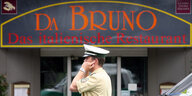 Ein Polizist telefoniert vor dem Restaurant "Da Bruno"
