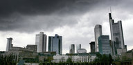 Dunkelgraue Regenwolken über der Skyline von Frankfurt/Main