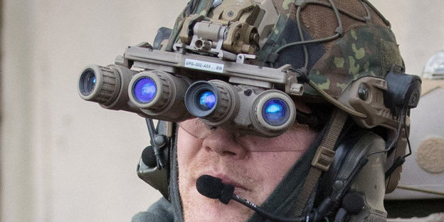 Soldat mit optischem Gerät vor den Augen