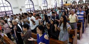 Menschen beten in der Kirche