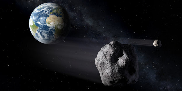 Ein Asteroid fliegt durch das Weltall, im Hintergrund sieht man die Erde
