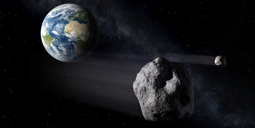 Ein Asteroid fliegt durch das Weltall, im Hintergrund sieht man die Erde