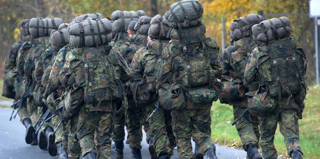 Soldaten von hinten beim Marschieren.