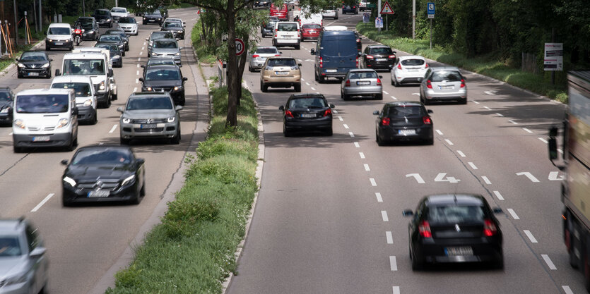 Autos auf einer mehrspurigen Straße