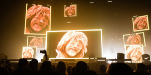 Eine Bühne mit Bildern eines etwas deformierten Gesichtes