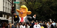 Eine aufblasbare Ratte, die dem US-Präsidenten Trump nachempfunden ist, steht in New York unweit des Trump-Towers an der Kreuzung W. 59th Street und 5th Avenue