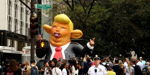 Eine aufblasbare Ratte, die dem US-Präsidenten Trump nachempfunden ist, steht in New York unweit des Trump-Towers an der Kreuzung W. 59th Street und 5th Avenue