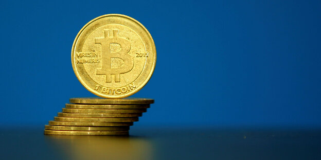Goldene Münzen, auf denen "Bitcoin" steht