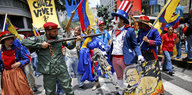 Ein als Soldat verkleideter Maduro-Unterstützer zielt auf eine Uncle-Sam-Figur