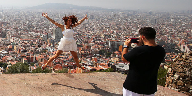 Blick über Barcelona, im Vordergrund ein Mann, der eine Frau fotografiert