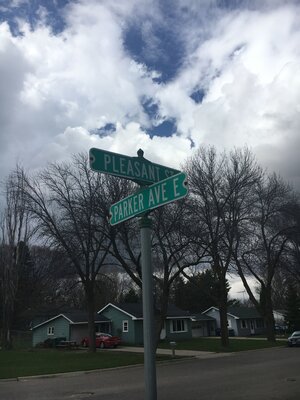 Ein US-Straßenschild vor Einheitshäusern Ein US-Straßenschild vor Einheitshäusern