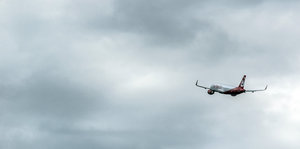 Flugzeug hebt ab in dunkle Wolken