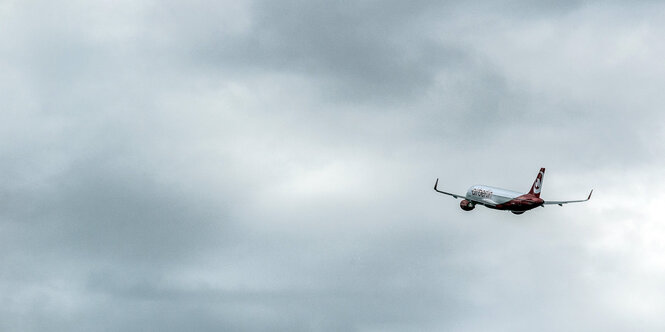 Flugzeug hebt ab in dunkle Wolken