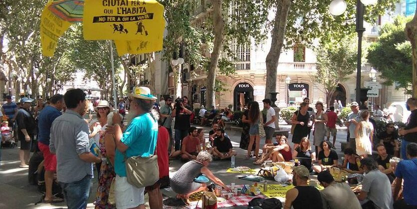 Protestpicknick auf der Straße