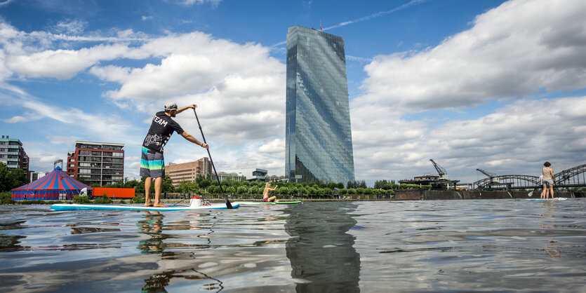 Ein Stand-Up-Paddler ist unterwegs auf dem Main