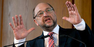 Martin Schulz hebt beide Hände in die Höhe - mit offenen Handflächen nach vorne