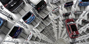 Blick von oben ins Innere des VW-Kundencenters - ein Turm mit breitem Schacht, in Boxen parken Fahrzeuge
