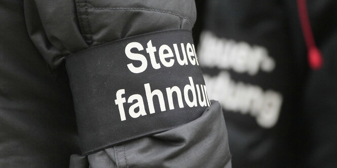 Eine schwarze Jacke mit der Aufschrift "Steuerfahndung"