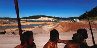 Menschen in einer verwüsteten Landschaft