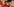 Ein Mann mit Baseball-Kappe und Brille guckt ernst
