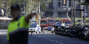 Die Polizei riegelt in Barcelona das Areal um den Anschlagsort ab