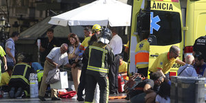 Sanitäter versorgen in Barcelona verletzte Menschen