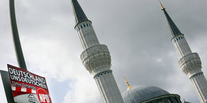 Ein Wahlplakat der NPD hängt an einem Laternenmast vor einer Moschee in Berlin