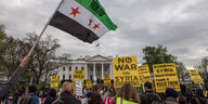 Menschen protestieren vor dem Weißen Haus in Washington gegen den US-Raketenangriff auf eine syrische Luftwaffenbasis.