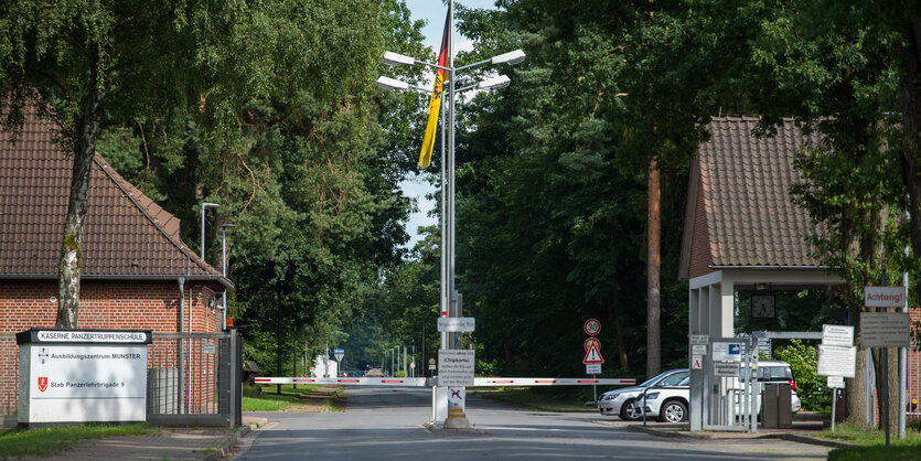 eine mit Schranken versperrte Zufahrt