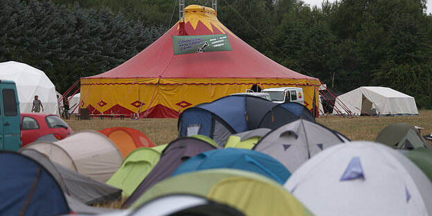 Viele kleine Zelte vor einem großen Zelt